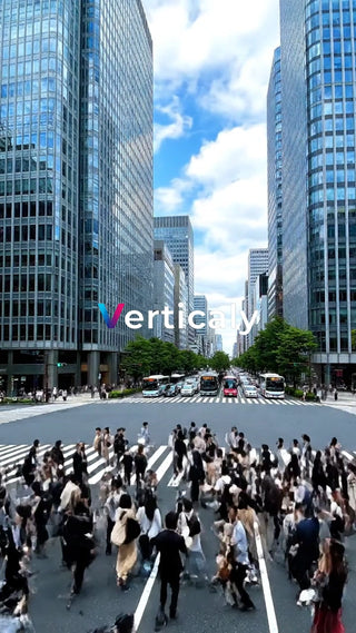 都会の交差点、人々が行き交う