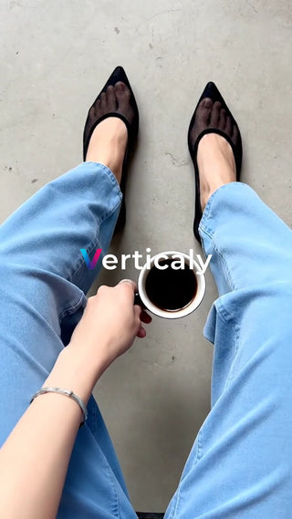 黒縁メガネとコーヒー