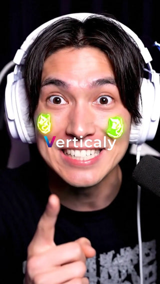 驚きの表情、笑顔の男性