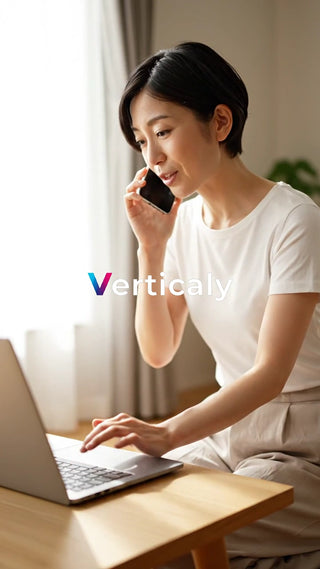 スマホで話す女性、作業中