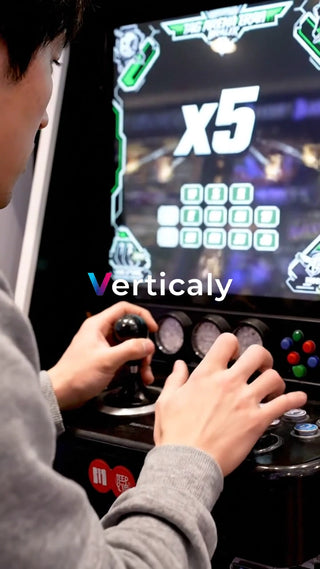 ゲームに熱中する男性