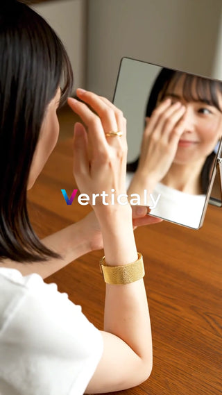 鏡を見る女性、輝く笑顔