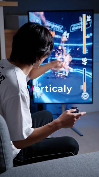 ゲームに熱中する男性