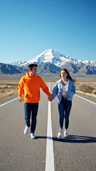 仲良く歩くロードトリップ