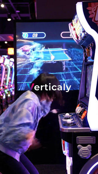 ゲームに熱中する女性