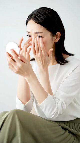 鏡を見る女性、身だしなみ