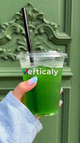 グリーンスムージーを飲む