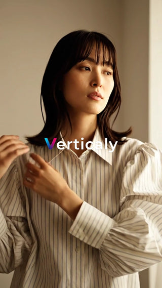 白いシャツの女性