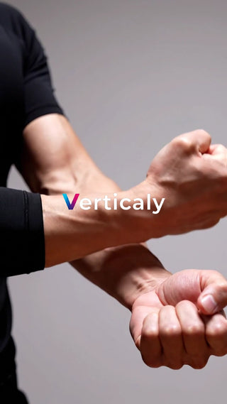 腕を組む男性、力強い