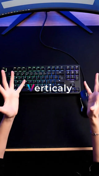 PCと手、集中作業の瞬間