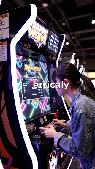 ゲームに熱中する女性