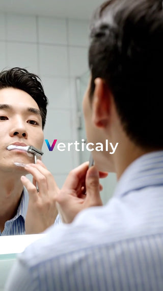 鏡に映る男、身だしなみ