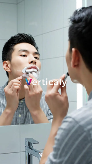 鏡を見つめる男性、身だしなみ