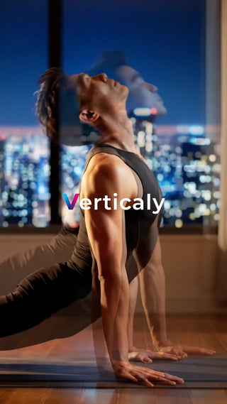 ヨガ、夜景をバックに