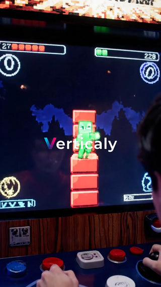 ゲーム画面、集中する男性