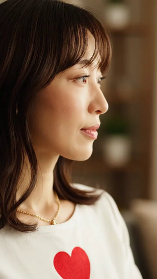 横顔が美しい女性