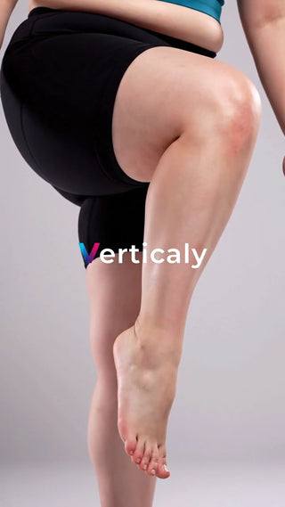 足を高く上げる女性