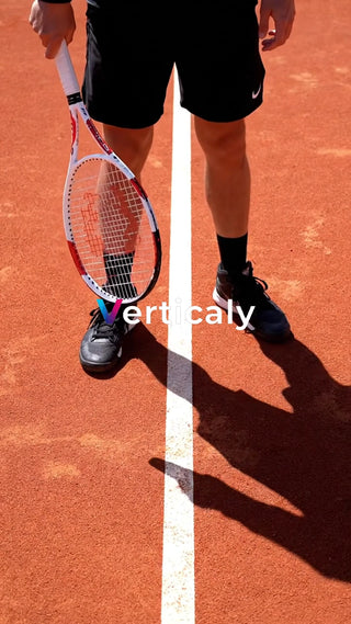 テニスをする男性、白線の上