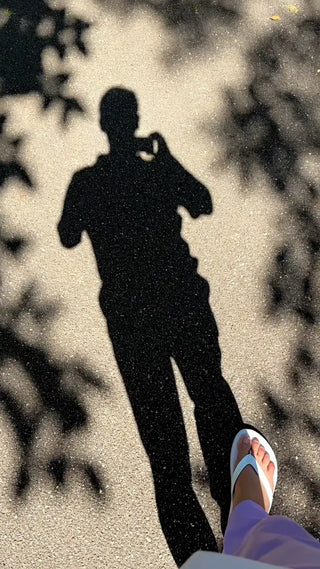 日差しを浴びる足元、夏の一日