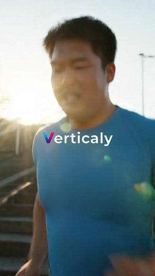 階段を駆け上がる男性