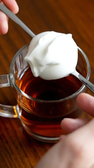 クリームを乗せる紅茶