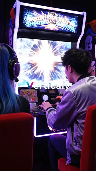 ゲームに熱中する男女