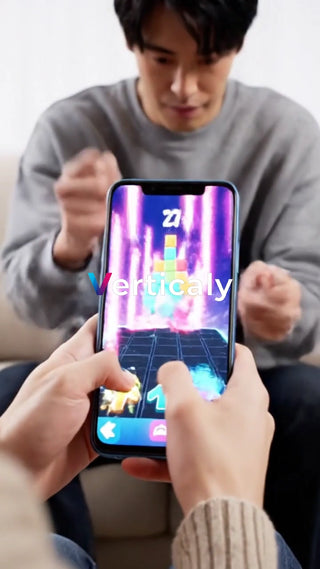 スマホゲームに興じる男性