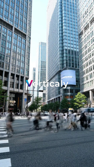 都会の喧騒、人々の流れ