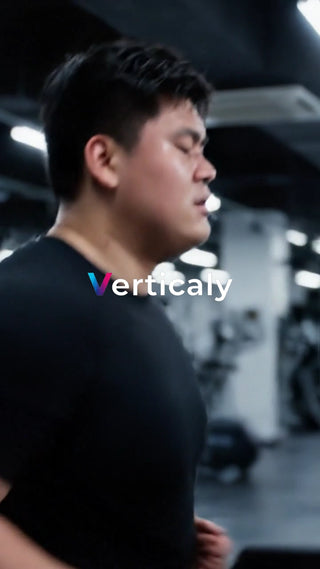 ジムでトレーニングする男性