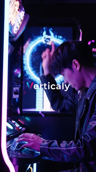 ゲームに熱中する男性