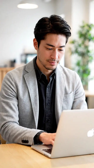 PCに向かう笑顔の男性