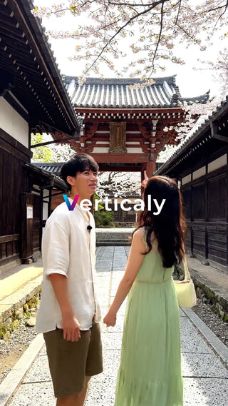 桜並木、手をつなぐ二人