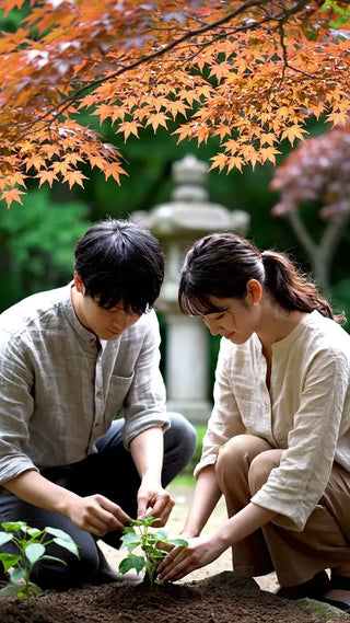 紅葉の下、寄り添う二人
