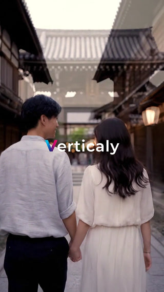 手をつなぎ歩く二人