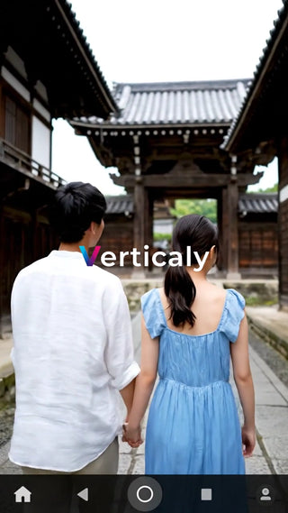 手をつなぎ歩く二人