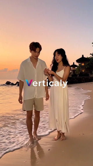 夕焼けビーチを歩く二人