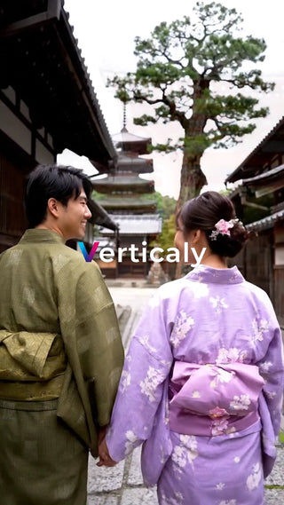 着物姿の二人、古都を散歩