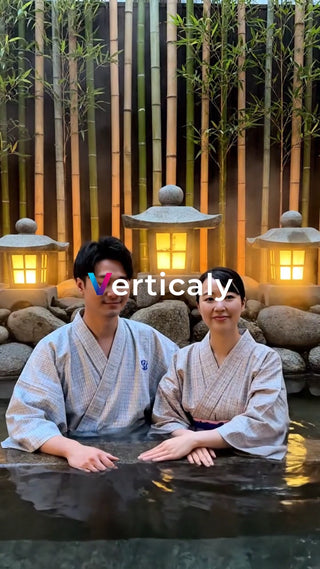 温泉でくつろぐカップル