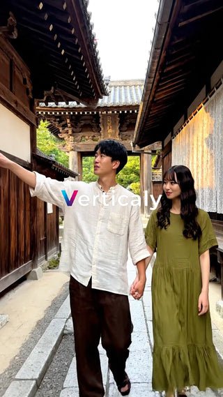 手をつなぎ散歩する二人