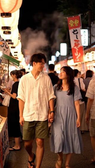 夜の屋台デート、笑顔が素敵