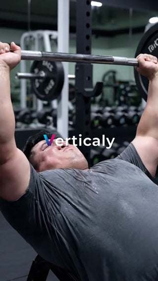 ベンチプレス、力強く