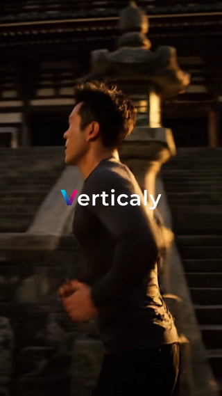 階段を駆け上がる男性