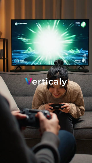 ゲームに熱中する女性